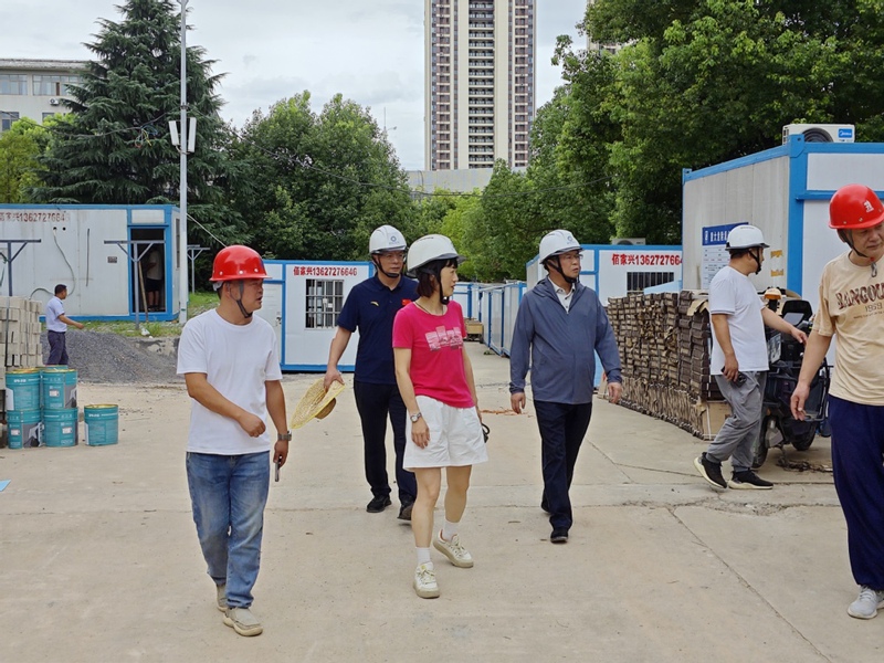 校长郑军深入暑期维修改造施工现...